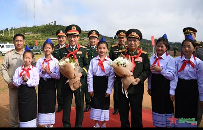 View - 	Bộ trưởng Quốc phòng hai nước Việt Nam - Lào thăm Trường Pahang