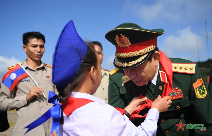 Đại tướng Phan Văn Giang xúc động đón nhận chiếc khăn quàng đỏ từ các cháu học sinh Trường Tiểu học-Trung học cơ sở Pahang.