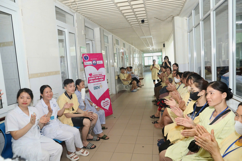 Ấm áp chương trình “Mang âm nhạc đến bệnh viện” tại Bệnh viện Bỏng Quốc gia Lê Hữu Trác