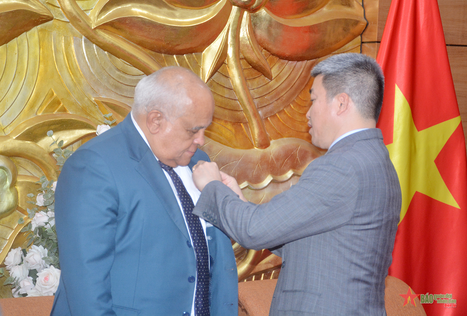 Trao Kỷ niệm chương tặng Đại sứ Cuba tại Việt Nam

