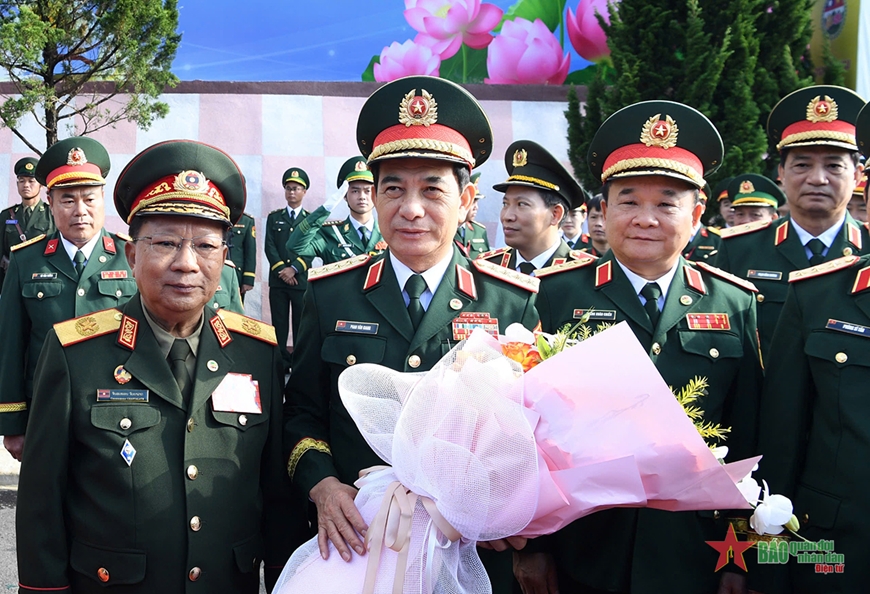 Thắm đượm tình đoàn kết quân dân Việt Nam-Lào