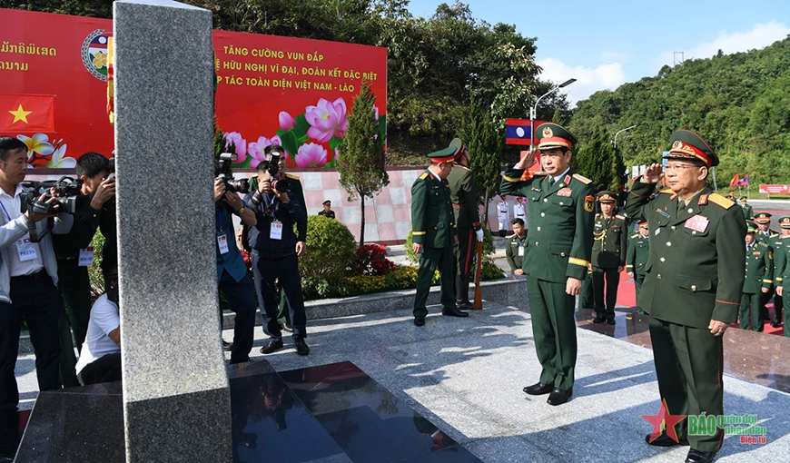 Thắm đượm tình đoàn kết quân dân Việt Nam-Lào