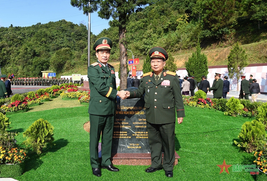 Thắm đượm tình đoàn kết quân dân Việt Nam-Lào