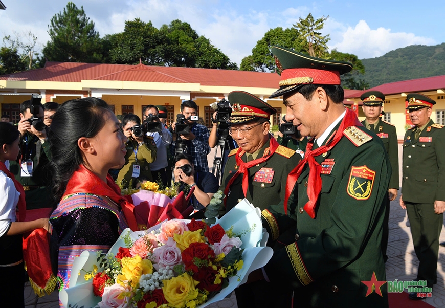 Thắm đượm tình đoàn kết quân dân Việt Nam-Lào