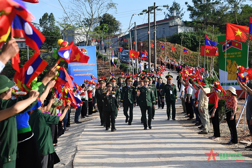 Thắm đượm tình đoàn kết quân dân Việt Nam-Lào