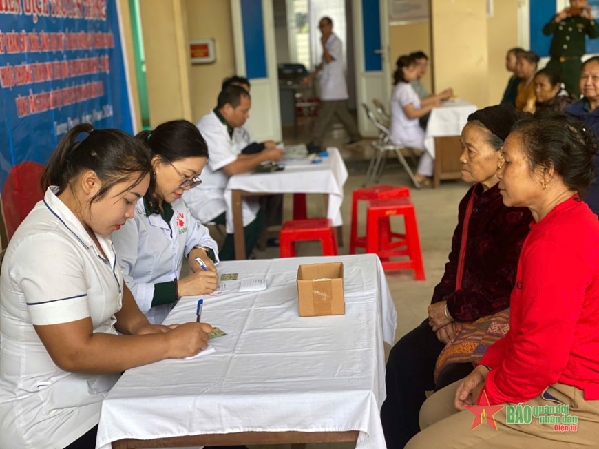 Khám, cấp thuốc và tư vấn sức khỏe cho người dân biên giới Tam Hợp