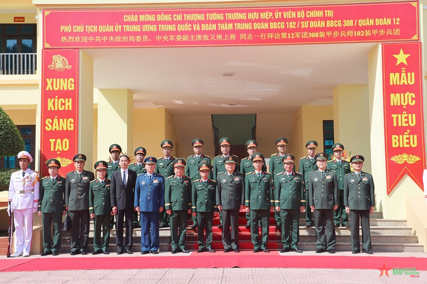 Thượng tướng Trương Hựu Hiệp và Thượng tướng Hoàng Xuân Chiến cùng lãnh đạo, cán bộ, chiến sĩ đơn vị. Ảnh: NGÔ VIỆT TRUNG 