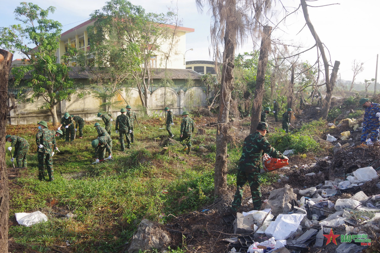 Tuổi trẻ Lữ đoàn 649 và tuổi trẻ xã Đại Bản chung tay bảo vệ môi trường

