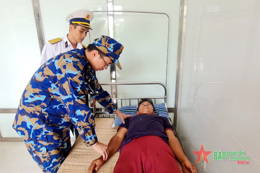 Bệnh xá đảo Sinh Tồn cấp cứu ngư dân bị đột quỵ trên biển Trường Sa