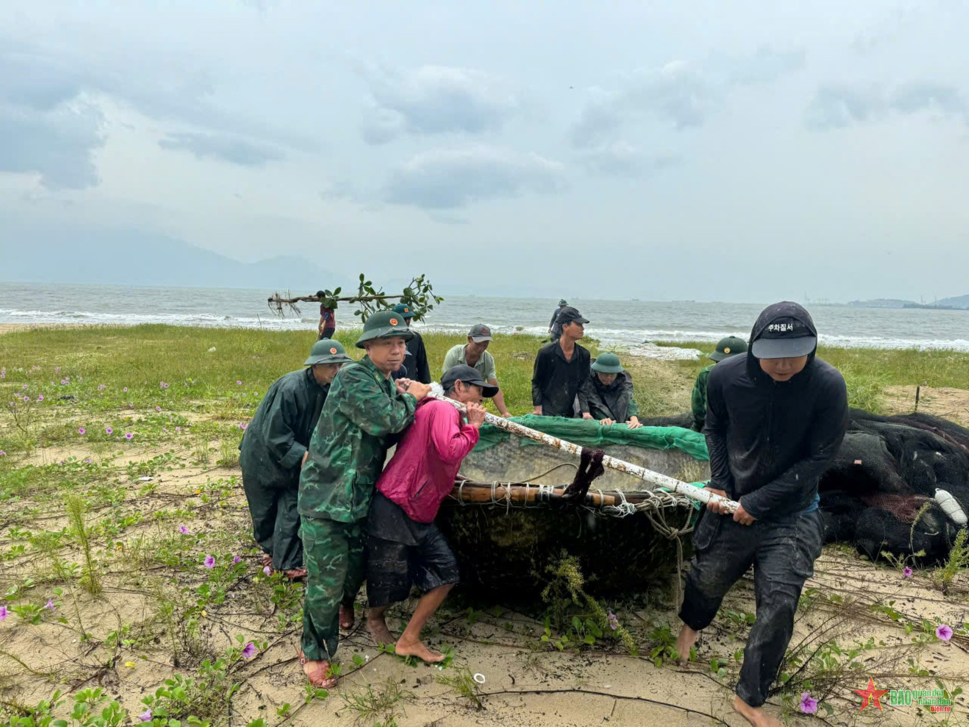 Bộ đội Biên phòng thành phố Đà Nẵng huy động gần 200 cán bộ, chiến sĩ giúp nhân dân phòng, chống bão số 6
