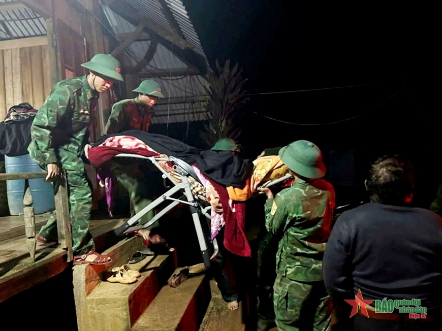 Ấm lòng người dân vùng mưa bão