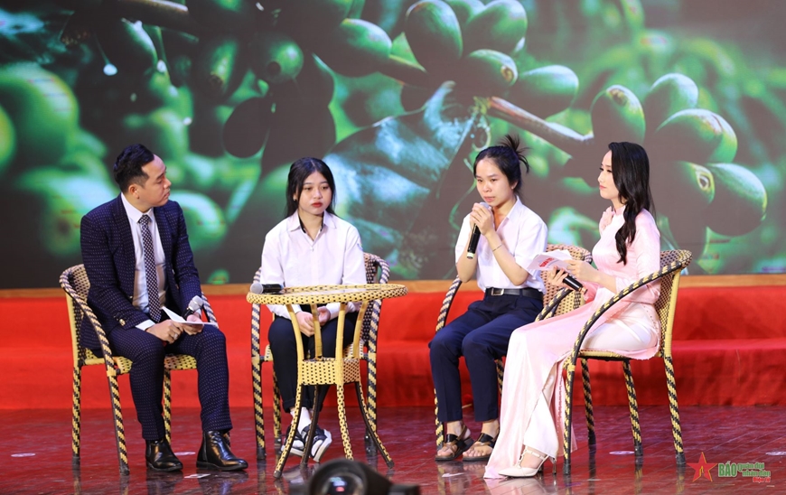 Tiếp sức sinh viên các tỉnh Tây Nguyên có hoàn cảnh khó khăn đến trường