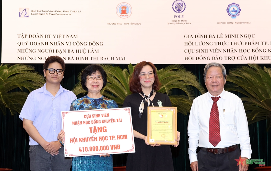 TP Hồ Chí Minh: Hơn 1,6 tỷ đồng trao học bổng khuyến tài tặng sinh viên