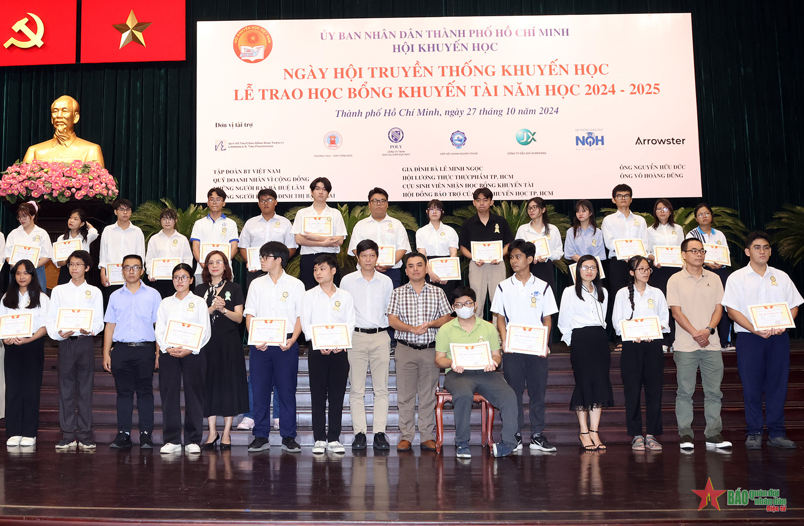 TP Hồ Chí Minh: Hơn 1,6 tỷ đồng trao học bổng khuyến tài tặng sinh viên