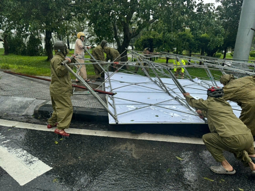 Thừa Thiên Huế: Nước biển dâng cao, nhiều cây xanh ngã, đổ