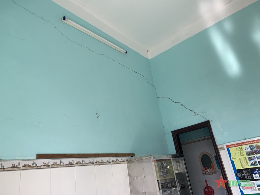 Quảng Nam: Bão số 6 gây sụt lún, sạt lở bất thường, sơ tán khẩn cấp hàng trăm hộ dân