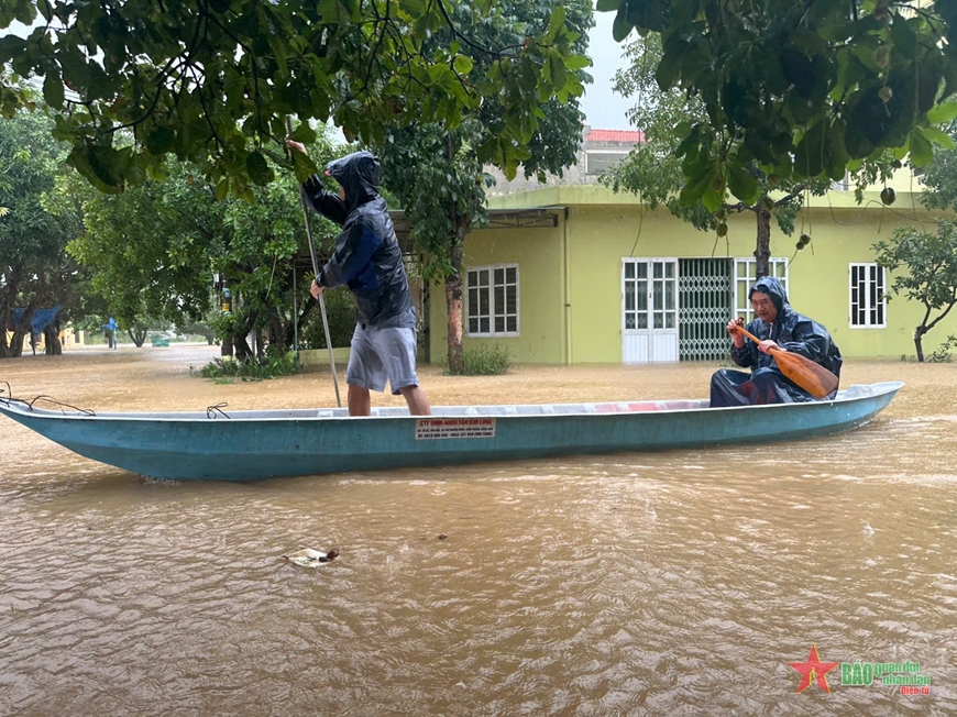 Nước lũ bao vây khu dân cư ở thành phố Đồng Hới, Quảng Bình