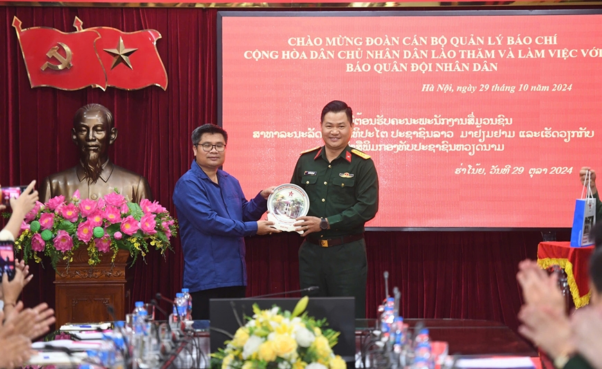 Đoàn cán bộ quản lý báo chí Lào thăm và làm việc với Báo Quân đội nhân dân