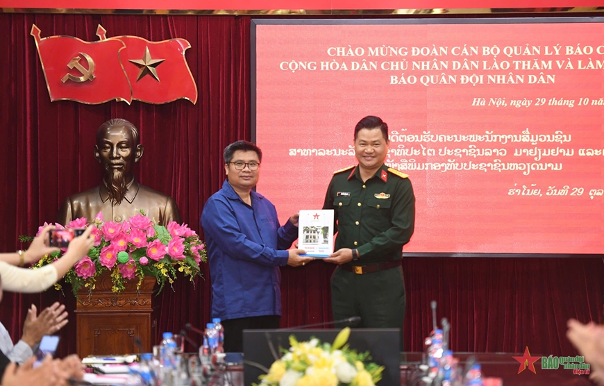 Đoàn cán bộ quản lý báo chí Lào thăm và làm việc với Báo Quân đội nhân dân