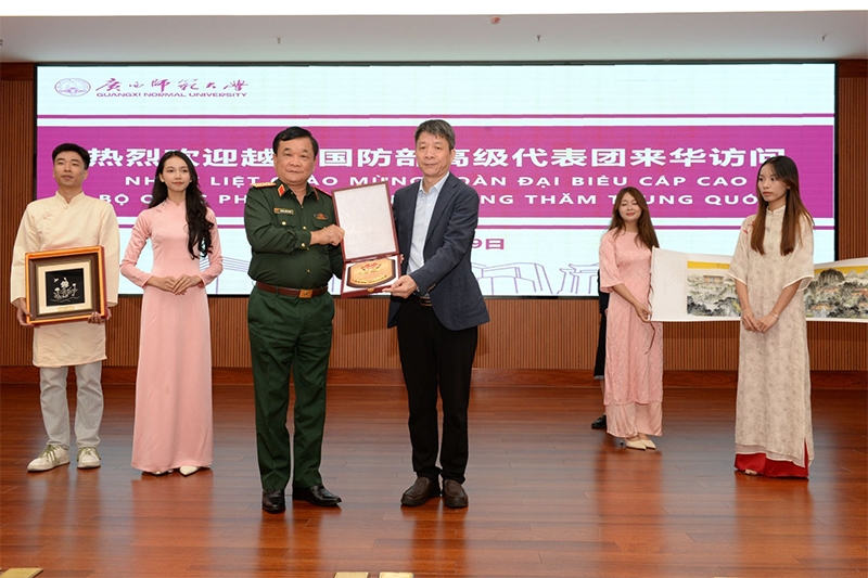 “Kế thừa hữu nghị, chung tay tiến lên”