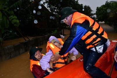 Gallery - Bộ đội, dân quân giúp dân vượt nước lũ