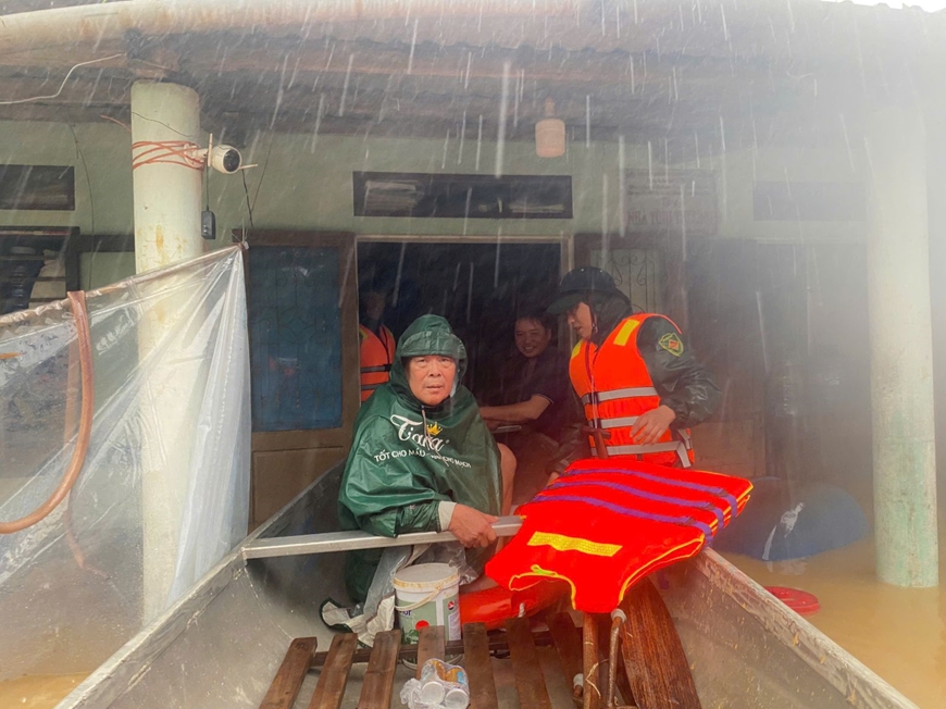 Bộ đội, dân quân giúp dân vượt lũ