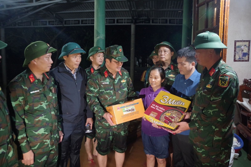 Bộ đội, dân quân giúp dân vượt lũ