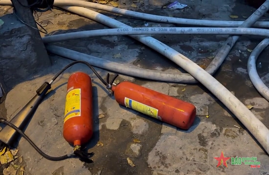 Hà Nội: Cửa hàng nội thất ở đường Đê La Thành ​bốc cháy; đang xác định thiệt hại