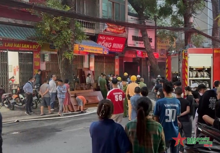 Hà Nội: Cửa hàng nội thất ở đường Đê La Thành ​bốc cháy; đang xác định thiệt hại