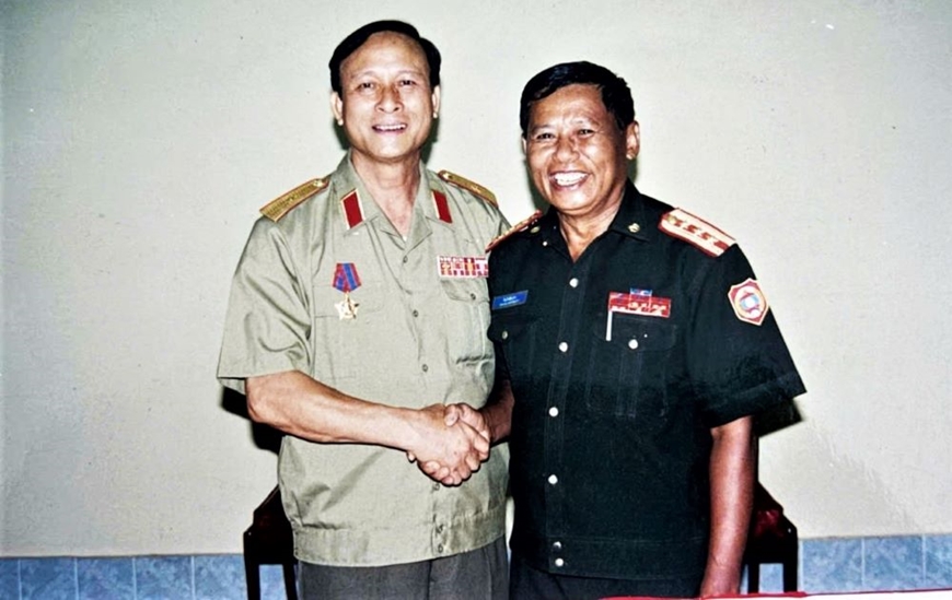 Sống, chiến đấu trong lòng nhân dân Lào