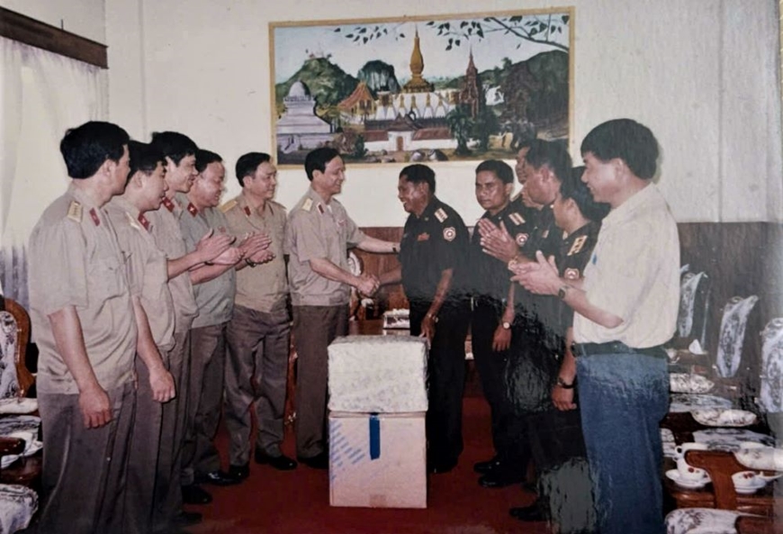 Sống, chiến đấu trong lòng nhân dân Lào