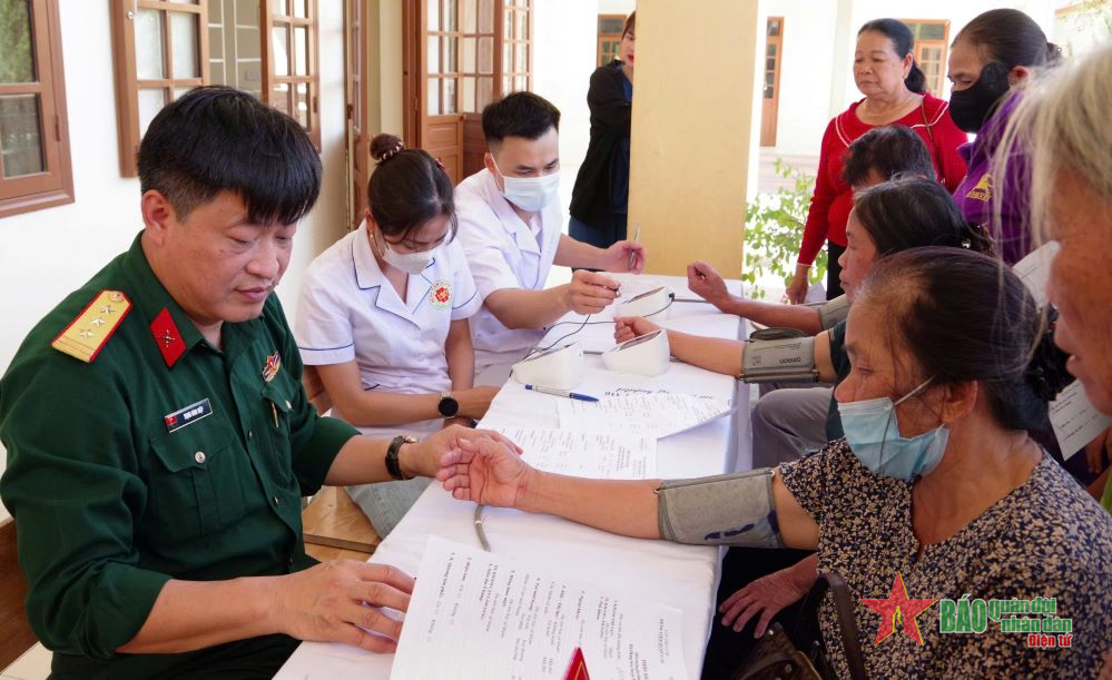 Bệnh viện Quân y 110 khám bệnh miễn phí cho 500 người dân