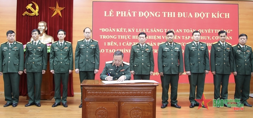 Thiếu tướng Phạm Đức Lâm, Phó giám đốc Học viện Chính trị chứng kiến các cơ quan, đơn vị ký kết giao ước thi đua.