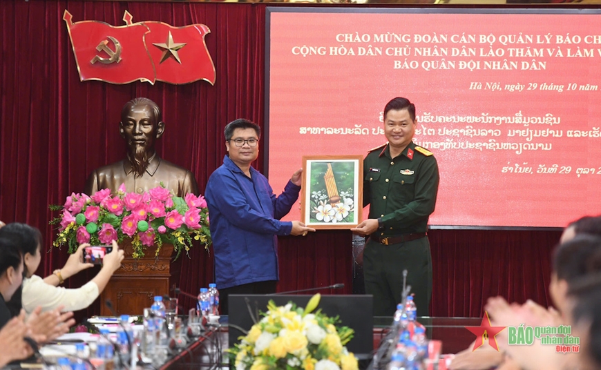 Đoàn cán bộ quản lý báo chí Lào thăm và làm việc với Báo Quân đội nhân dân
