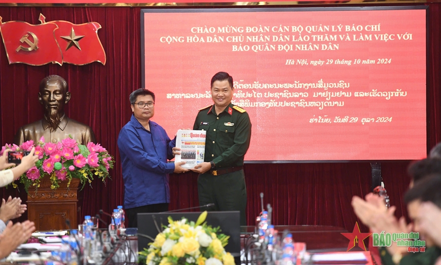Đoàn cán bộ quản lý báo chí Lào thăm và làm việc với Báo Quân đội nhân dân