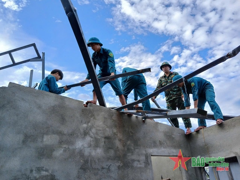 Bộ đội, dân quân tỉnh Thừa Thiên Huế khắc phục thiệt hại do bão số 6 gây ra