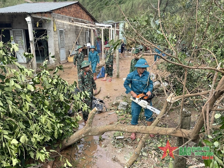 Bộ đội, dân quân tỉnh Thừa Thiên Huế khắc phục thiệt hại do bão số 6 gây ra