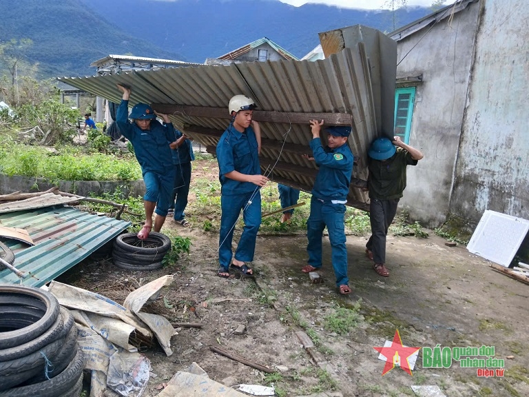 Bộ đội, dân quân tỉnh Thừa Thiên Huế khắc phục thiệt hại do bão số 6 gây ra