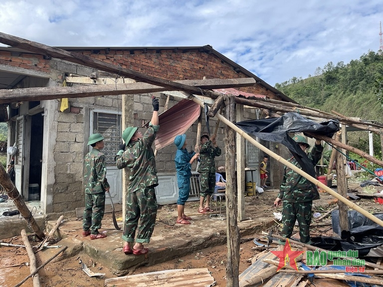 Bộ đội, dân quân tỉnh Thừa Thiên Huế khắc phục thiệt hại do bão số 6 gây ra