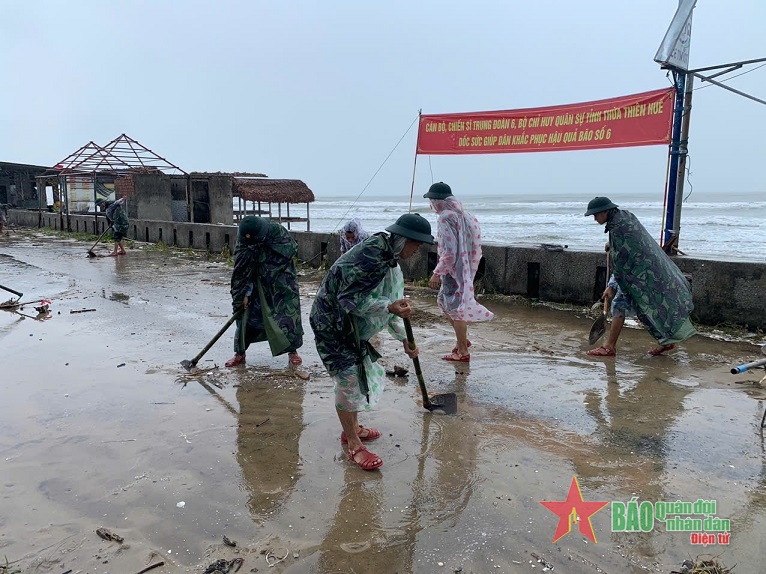 Bộ đội, dân quân tỉnh Thừa Thiên Huế khắc phục thiệt hại do bão số 6 gây ra