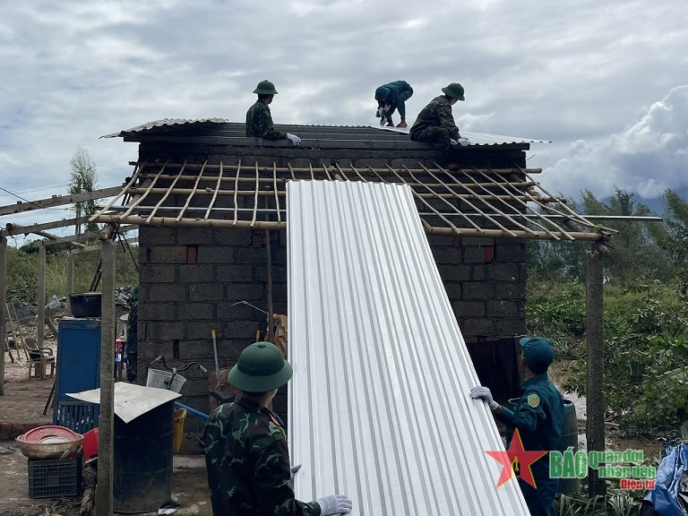 Bộ đội, dân quân tỉnh Thừa Thiên Huế khắc phục thiệt hại do bão số 6 gây ra