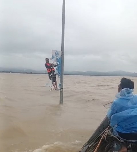 Cán bộ, nhân viên Viettel huyện Lệ Thủy, tỉnh Quảng Bình kịp thời ứng cứu nạn nhân bị lật thuyền trong lũ