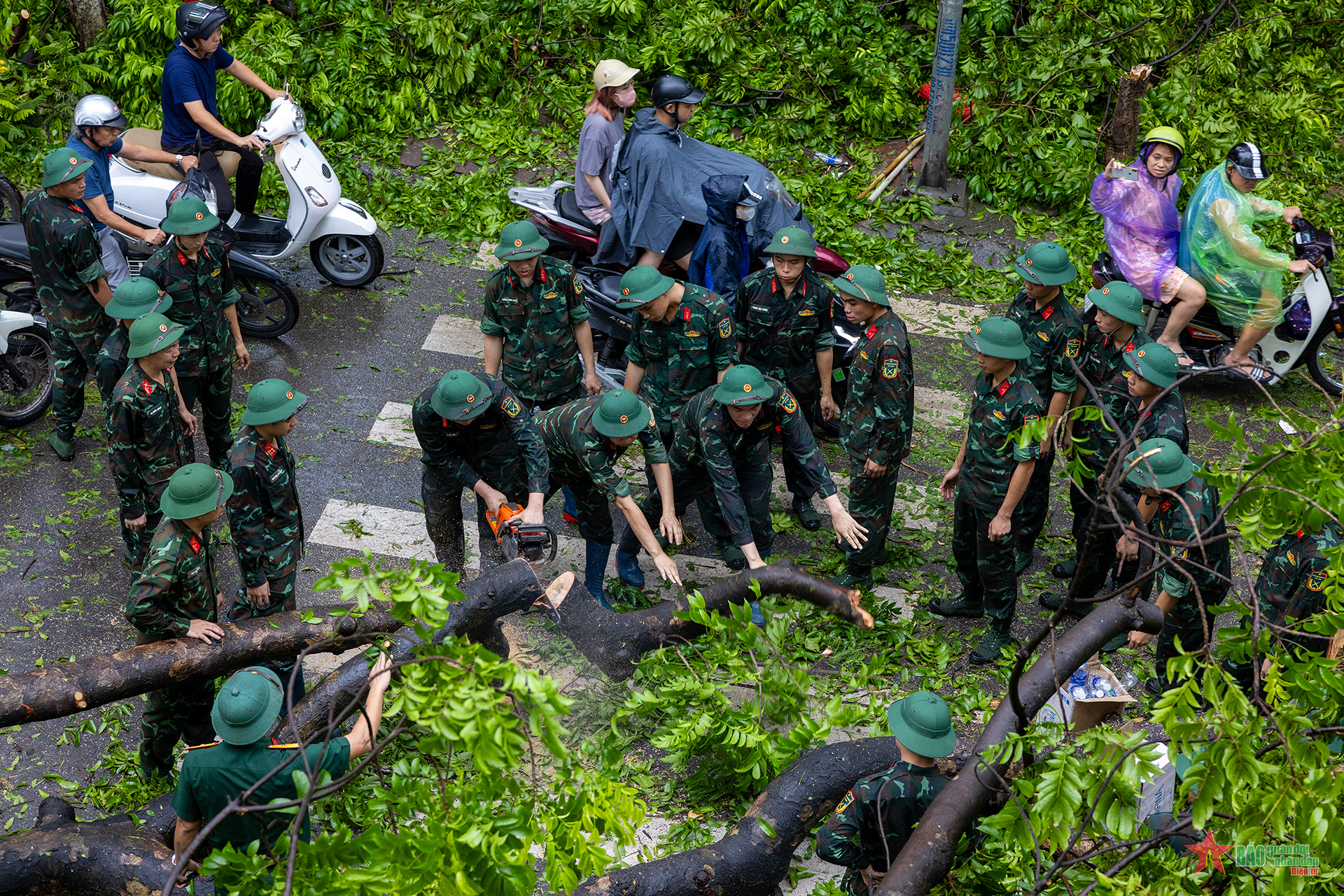 Bộ đội tham gia khắc phục hậu quả bão số 3 ở Hà Nội