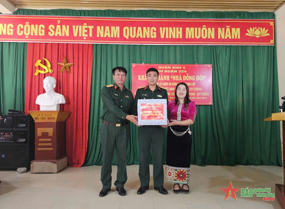Bàn giao “Nhà đồng đội” tặng quân nhân có hoàn cảnh khó khăn
