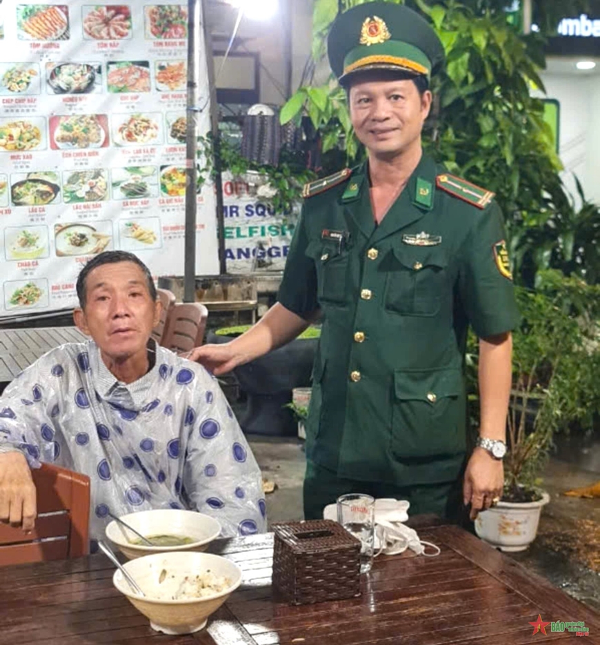 Trạm Biên phòng cửa khẩu cảng Tiên Sa hỗ trợ đưa người lạc về nhà