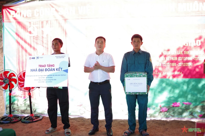 Bộ CHQS tỉnh Khánh Hòa trao 2 nhà đại đoàn kết tại huyện Cam Lâm