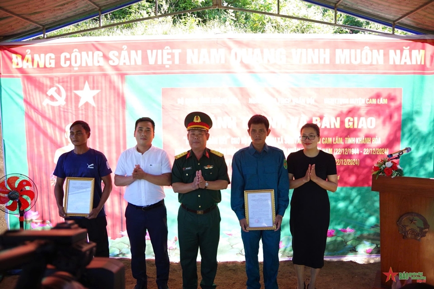Bộ CHQS tỉnh Khánh Hòa trao 2 nhà đại đoàn kết tại huyện Cam Lâm