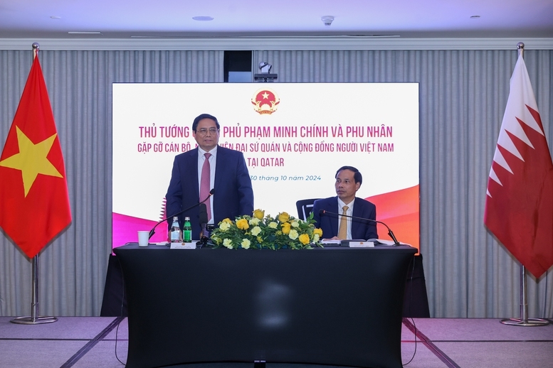 Thủ tướng Phạm Minh Chính gặp gỡ cán bộ, nhân viên Đại sứ quán và cộng đồng người Việt Nam tại Qatar