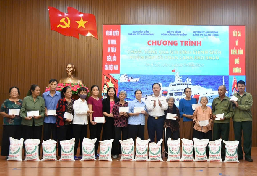 Bộ tư lệnh Vùng Cảnh sát biển 1 tặng quà gia đình chính sách, gia đình có hoàn cảnh khó khăn