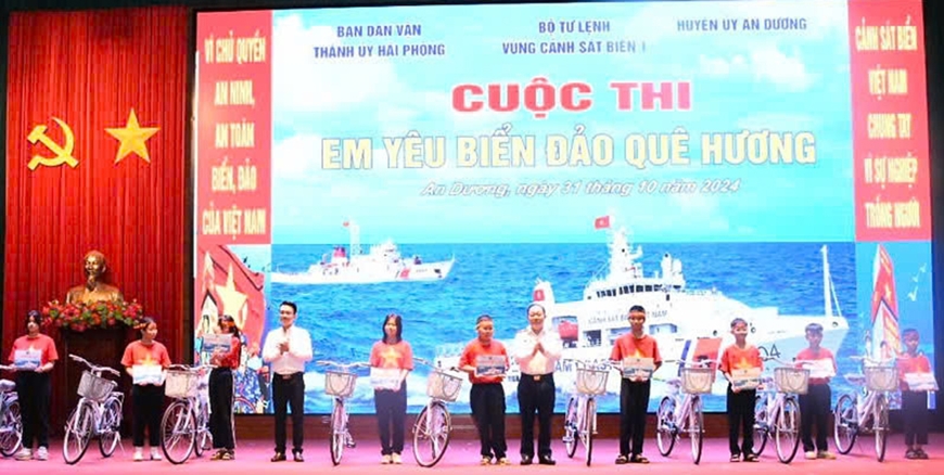 Bộ tư lệnh Vùng Cảnh sát biển 1 tặng quà gia đình chính sách, gia đình có hoàn cảnh khó khăn
